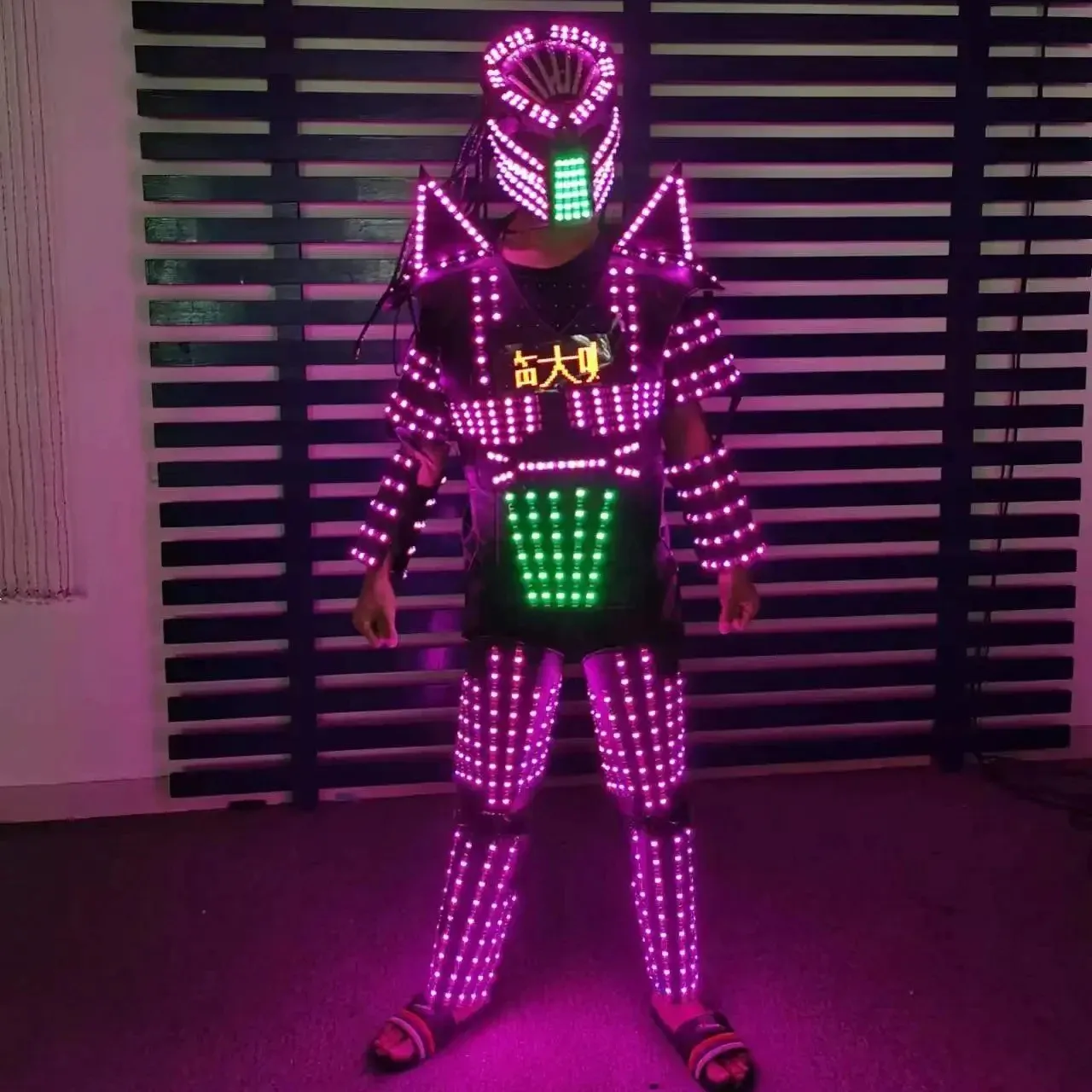 LED dijital göğüs ekran sahne dans aydınlık zırh gece kulübü parti ışığı gösterisi mekanik dans elbise LED Robot takım kostüm