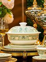 Service de vaisselle moderne en porcelaine fine de Jingdezhen avec motifs floraux européens, compatible lave-vaisselle et four, idéal pour la maison, les mariages et les banquets.