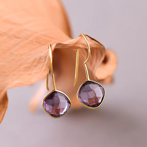 Boucles d'oreilles pendantes en améthyste dans un cadre plaqué or |   Boucles d'oreilles pendantes en améthyste violette facettée |   Bijoux élégants faits à la main en pierres précieuses - Product Image 2
