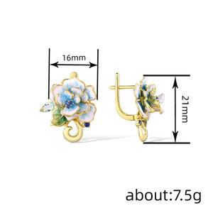 Orecchini a perno con fiore dorato per donna, placcati oro 18K con intarsio di perle, gioielli raffinati per l'uso quotidiano - Product Image 5