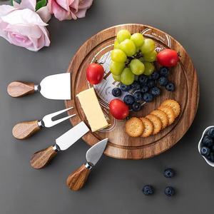 Tabla de quesos redonda de madera de acacia con 4 cuchillos para servir queso y fruta, duradera, solo se lava a mano. - Product Image 1