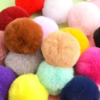 Porte-clés mousqueton en peluche douce et moelleuse argentée de 4 cm avec pompons et boules de fourrure – Breloque d'autodéfense