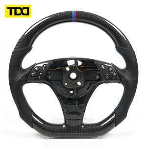 Volant en cuir suédé italien personnalisé TDD avec fibre de carbone pour BMW E39 - Product Image 1