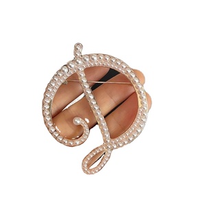 Broche de <span class=keywords><strong>Alfabeto</strong></span> Inglés con Perlas y Pasador de Seguridad, Accesorio de Moda Europea y Americana con 26 Letras, Joyería Floral para Mujer - Product Image 3