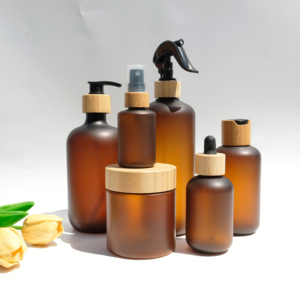 Ensemble d'emballages cosmétiques en bambou 100ml 250ml 500ml Bouteille en plastique PET ambré givré pour gommage corporel et <span class=keywords><strong>shampoing</strong></span> avec couvercle en bambou - Product Image 1