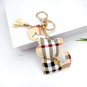 Llavero de tela tartán con borla, colgante para bolso, clásico y adorable, venta al por mayor, personalizado OEM ODM - Product Image 4