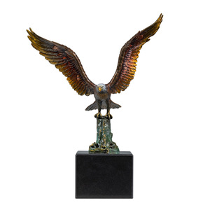 Sculpture d'aigle en laiton avec ailes écartées, style traditionnel, décoration de bureau, cadeau d'affaires, par Atelier d'Art en Cuivre - Product Image 2