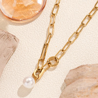 N & S Fashion Collier en acier inoxydable plaqué or 18 carats pour femmes Chaîne de clavicule simple style Hip Hop Perle d'eau douce Style mignon