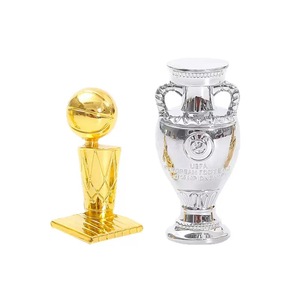 Porte-clés YX en résine, écologique, fait main et peint à la main, avec trophée de gardien de but de football (Chaussure d'Or) et ballon d'or, pour les fans - Product Image 6