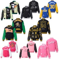 En stock Veste universitaire brodée style baseball vintage, avec manches en cuir PU, style mode urbain et scolaire, pour jeunes, au look attrayant, inspirée des films
