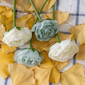 ดอกกุหลาบประดิษฐ์ CallaFloral ก้านเดี่ยว สีขาวนมและสีน้ำเงินเข้ม สำหรับตกแต่งงานแต่งงานและบ้าน ผ้าทอแบบแพน - Product Image 1