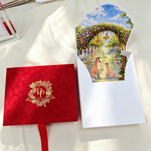 Scatola per Inviti di Nozze in Velluto Rosso, Monogramma Personalizzato in Lamina <span class=keywords><strong>d</strong></span>'Oro, Illustrazione Giardino delle Favole, Busta per Invito Matrimoniale in Acrilico - Product Image 2
