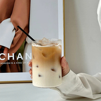 Verre à café moderne à nervures verticales pour café, cold brew, latte, eau pétillante, boissons froides, vente en gros pour restaurants