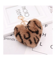 Porte-clés à pompon en forme de cœur avec boule de fourrure et pendentif en peluche