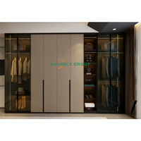 Meuble de cuisine sur mesure de luxe avec éclairage intelligent à capteur et quincaillerie à fermeture douce