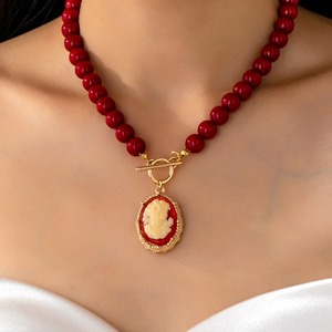 Collana Lunga da Donna con Ciondolo Cammeo Vintage a Ritratto, Catena di Perline Rotonde Multicolore e Chiusura a T Dorata - Product Image 3