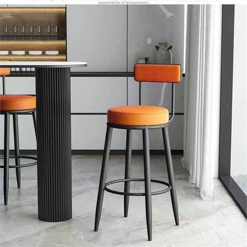 เก้าอี้สีดำสองตัว