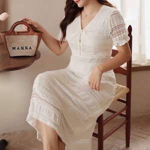 Vestido Runqi N8701 con Cuello en V y Cintura Ajustada, Color Blanco Jazmín, Manga Corta, Estilo Casual Diario para Mujer - Product Image 1