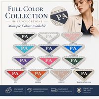 Etiqueta con Logotipo Personalizado en Forma de Triángulo Invertido con Borde de Cristal y Letra Inicial Incrustada en Esmalte