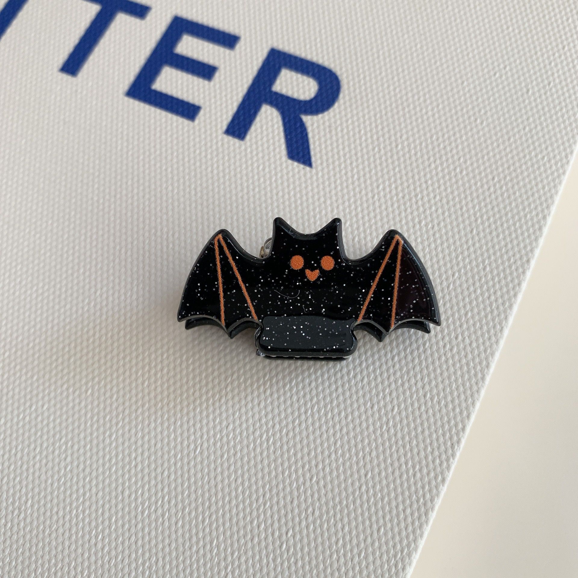 Pince à cheveux orange chauve-souris