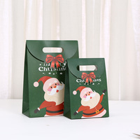 Weihnachtsgeschenktüten-Set mit ausgestanztem Griff, flexodruckbedruckte rot-grün-weiße Papiertüten mit Weihnachtsmann-, Rentier- und Weihnachtsbaumkranz-Design, Großhandel