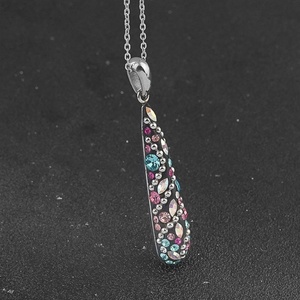 Nouveau Pendentif Goutte d'Eau Long et Tendance avec Zircon, Pompon Délicat et Pendentif en Résine de Luxe Léger pour Femme, Vente en Gros - Product Image 3