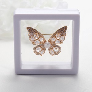 Broche élégante en perles d'eau douce de Zhuji Shanxia Lake, nouvelle collection 2024, avec un ensemble de diamants personnalisable pour accessoires de costume personnalisés - Product Image 4