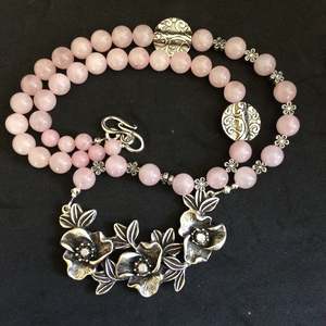 Magnifique collier Mala en fleurs de pommier et de rose, fait main - Product Image 1