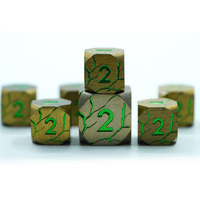 Prix usine haute qualité Mini vert 6 faces polyédrique numéro unique conception de fissure dés carrés en métal pour jeux de société DnD