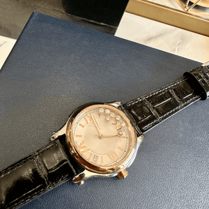 Reloj de Cuarzo para Mujer en Tono Oro Rosa con Correa de Cuero Negra y Esfera con Cristales Flotantes Chopards - Product Image 1