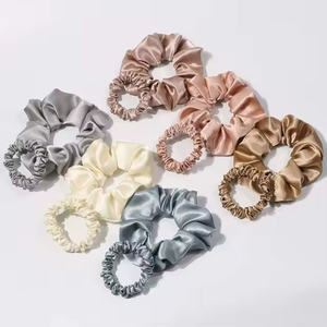 Vente en gros d'élastiques à cheveux en satin de soie de couleur unie avec logo personnalisé, accessoires pour femmes, élastiques à cheveux OEM - Product Image 4