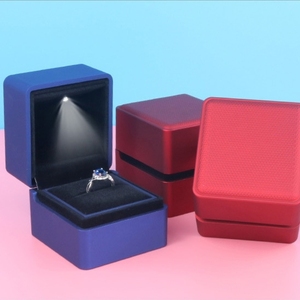 Nueva Caja de Joyería de Plástico de Alta Gama al por Mayor de China, Cajas de Joyería con Luces LED, Caja de Regalo Cuadrada para Joyería - Product Image 4