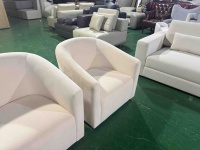 Fauteuil pivotant en tissu capitonné de style moderne et luxueux Disen Furniture, personnalisable pour salle à manger, salon ou chambre.