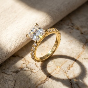 Anillo de compromiso y boda de plata de ley S925 con moissanita de corte princesa y pavé lateral para mujer, joyería diaria - Product Image 4