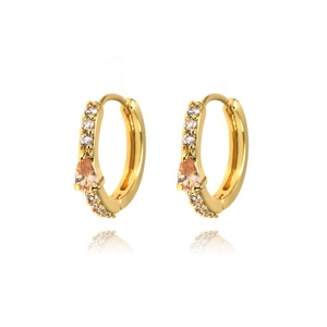 Listos para enviar: Pendientes de aro con circonita en forma de lágrima color champán, con piedra central en forma de pera, mini aretes tipo huggie dorados, regalo al por mayor. - Product Image 1