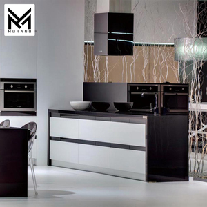 <span class=keywords><strong>Cocina</strong></span> Italiana Moderna Personalizada de Alto Brillo con Gabinetes Modulares en Contraste Blanco y Negro con Isla y Electrodomésticos Integrados - Product Image 1