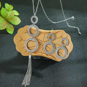 Parure de bijoux Bohème : Collier et boucles d'oreilles en alliage plaqué argent antique avec pompons – Parure de bijoux de mode pour femme pour les soirées - Product Image 2