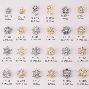 Accessoires pour ongles de Noël très demandés, décorations d'ongles en forme de flocon de neige serties de diamants, vente en gros spéciale DIY pour la beauté - Product Image 2
