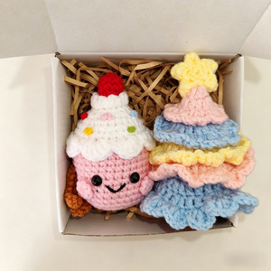 Cadeau de Noël fait main, poupée de Noël tricotée, Père Noël au crochet, bonhomme de neige, renne avec boîte, poupée de Noël au crochet pour la décoration - Product Image 4