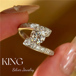Anillo de Moissanita King Silver Jewelry con Engaste Pavé para Boda, Anillo de Mujer - Product Image 1