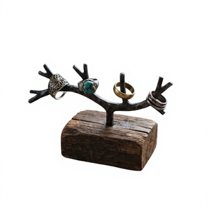 Support à bagues rustique en bois avec présentoir en métal en forme de branche pour le rangement et la présentation de plusieurs bagues sur le bureau - Product Image 1