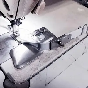 औद्योगिक सिलाई मशीन फ़ोल्डर टेप बांधने की मशीन के साथ एकल सुई जोड़ के लिए रबर बैंड रिबन हेमिंग कोल्हू पैर