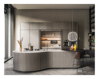 Meuble de cuisine moderne avec panneau cannelé incurvé, comptoir en marbre et rangement en bois laqué pour villa