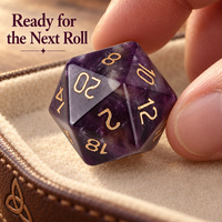 Dés à jouer en améthyste D4 avec chiffres dorés et motifs de pierres violettes sur faces triangulaires polies pour les sessions de jeu de rôle sur table