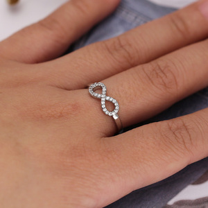 Anello con Simbolo dell'Infinito, Design Semplice per Donne - Product Image 3