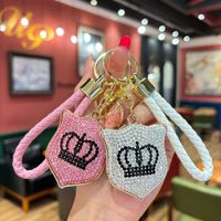 Porte-clés de luxe avec couronne en strass, sangle en cuir tressé, breloque scintillante pour sac et clé de voiture pour femme