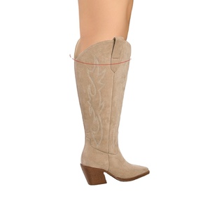 Bottes de <span class=keywords><strong>cowboy</strong></span> pour femme à mollet extra large, en faux daim <span class=keywords><strong>beige</strong></span>, hauteur genou, style western, confortables, à bout pointu et talon carré, style montant - Product Image 5