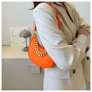 กระเป๋าผ้าสักหลาดแฟชั่นสไตล์เรโทรใหม่ ดีไซน์เรียบง่าย สายโซ่สะพายไหล่หรือถือใต้วงแขน - Product Image 3