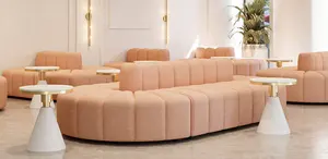 أريكة صالة قياسية مزدوجة من قماش مزركش مزودة بسجادة ومزودة بأرجل خشبية وتصميم جديد لون وردي