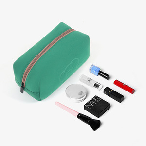 Sac de maquillage pliable de voyage imperméable à grande capacité avec fermeture éclair, logo personnalisé, lettres modernes, en néoprène pour femmes - Product Image 4
